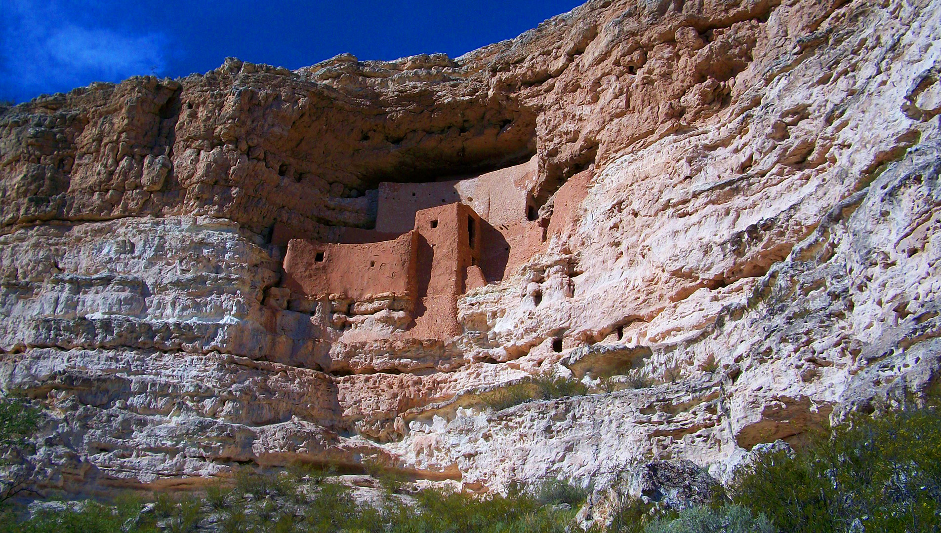 The well-preserved ruins on the limestone cliffs at Montezuma Castle National Monument.